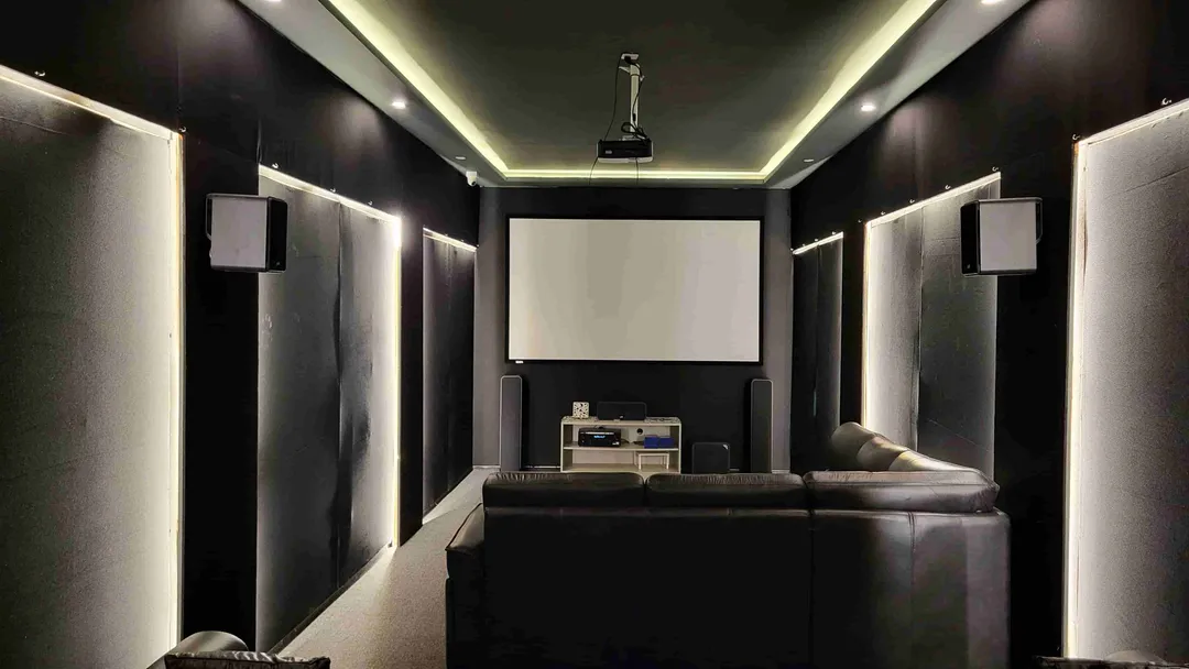 STELLAR couple pod with candles and romantic ambiance
