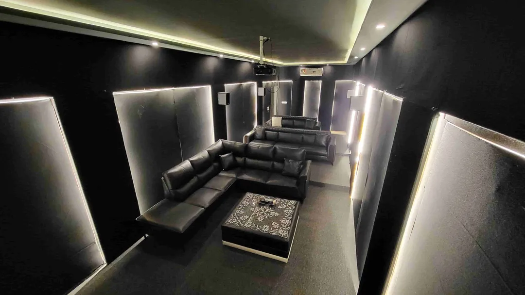 Inside STELLAR: the 120-inch screen ready for your memories